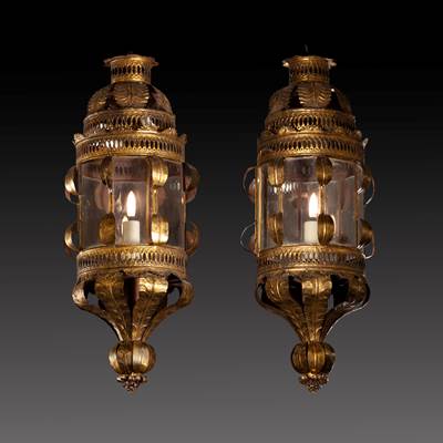 Coppia di lanterne in metallo finemente traforato e dorato, a motivi fogliacei, Venezia, 20° secolo (altezza 56 cm, diametro 25 cm)