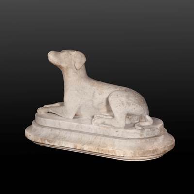 Sculpture en marbre blanc de Carrare représentant un chien couché, Italie, vers 1800 (largeur 52 cm, hauteur 29 cm, profondeur 24 cm)