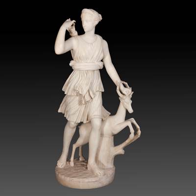 Sculpture en marbre blanc de Carrare représentant Diane chasseresse aux côtés d'un cerf, Italie, début XIXème (hauteur 71 cm, largeur 37 cm, profondeur 27 cm) 