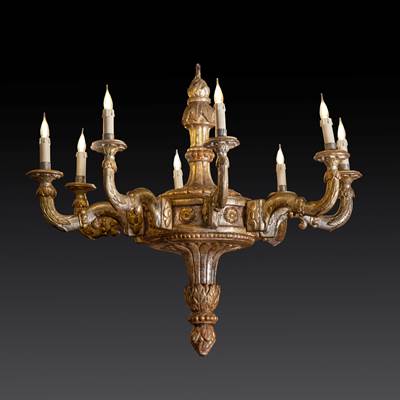Lustre en bois finement sculpté, argenté et doré, 8 bras de lumière, Italie du Nord, fin XVIIIème (hauteur 80 cm, diamètre 90 cm)