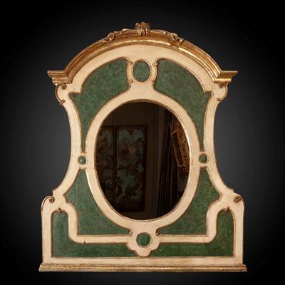 Trumeau de forme mouvementée en bois peint et doré, fronton chantourné, Italie, XVIIIème, avec en son centre un miroir ovale (hauteur 145 cm, largeur 125 cm)