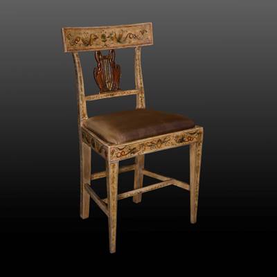 Chaise en bois peint à décor de grotesques, dossier ajouré à décor de lyre et cygnes, Toscane, fin XVIIIème (hauteur 86 cm, largeur 48 cm, profondeur 40 cm)