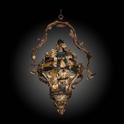 Lanterna dipinta e dorata in metallo traforato e legno scolpito a decoro vegetale e teste di putto, Venezia, 18° secolo (altezza 75 cm, diametro 40 cm)