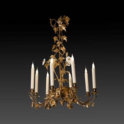 Lustre en bronze doré à décor végétal, fleurs en opaline blanche, 8 bras de lumière, France, milieu XIXème (hauteur 90 cm, diamètre 60 cm)