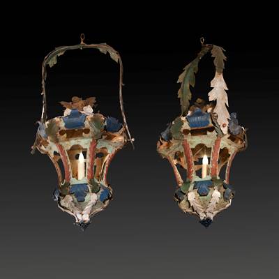 Coppia di importanti lanterne esagonali in metallo policromo a decoro fogliaceo, Italia, inizi 19° secolo (altezza 80 cm, diametro 40 cm)
