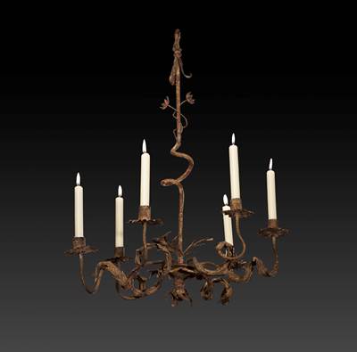 Lustre en fer forgé à 6 bras de lumière, décor végétal, traces d'ancienne polychromie, Toscane, fin XVIIème (hauteur 70 cm, diamètre 50 cm)