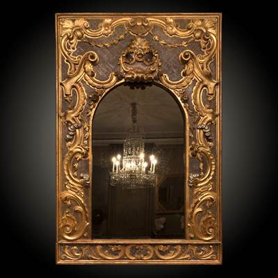Importante specchiera in legno riccamente scolpito, dorato e argentato, Italia, inizi 18° secolo (altezza 212 cm, larghezza 141 cm)