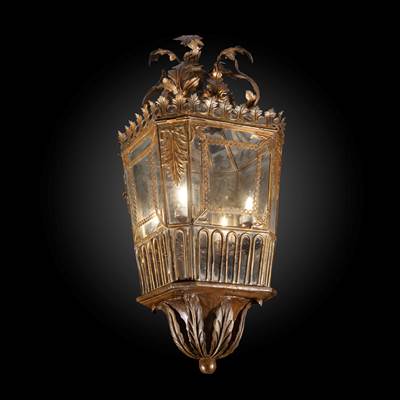 Importante lanterne en laiton doré et bois sculpté, 4 lumières, décoration de feuilles d'acanthe au sommet, Venise, début XIXème (hauteur 90 cm, diamètre 50 cm)