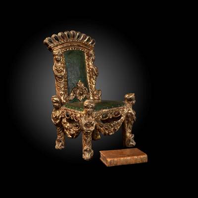 Raro modello di trono in legno dorato e scolpito a decoro di cariatidi e ghirlande di frutti, cintura arricchita da 