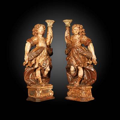 Coppia di angeli reggicero in legno intagliato policromo con resti di doratura, Italia, inizi 17° secolo (altezza 68 cm, larghezza 30 cm, profondità 14 cm)