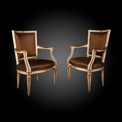Paire de fauteuils (de la suite de 6 fauteuils) en bois peint ivoire et doré, dossiers incurvés, pieds tronconiques, Naples, fin XVIIIème (hauteur 90 cm, largeur 60 cm, profondeur 60 cm)