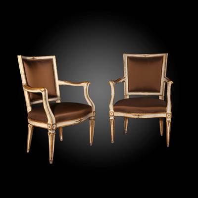 Paire de fauteuils (de la suite de 6 fauteuils) en bois peint ivoire et doré, dossiers incurvés, pieds tronconiques, Naples, fin XVIIIème (hauteur 90 cm, largeur 60 cm, profondeur 60 cm)
