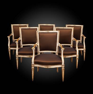 Suite de 6 fauteuils (possibilité de vente par paire) en bois peint ivoire et doré, dossiers incurvés, pieds tronconiques, Naples, fin XVIIIème (hauteur 90 cm, largeur 60 cm, profondeur 60 cm)