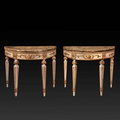 Importante paire de consoles demi-lune en bois laqué ivoire et doré, plateaux en marbre 