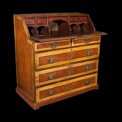 A lacquered desk, 3 important drawers, 2 little drawers, Marches, Italy, 18th century (110 cm high, 107 cm wide, opened : 67 cm deep, closed 55 cm deep) (43 in. high, 42 in. wide, opened : 26 in. deep, closed : 22 in. deep)