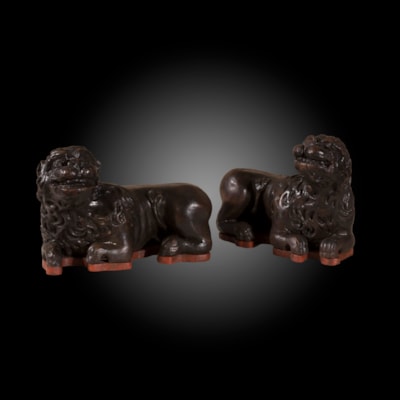 A pair of wood lions, former support of credenza, Italy, 17th century (28 cm wide, 20 cm high, 15 cm deep) (11 in. wide, 8 in. high, 6 in. deep)