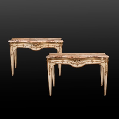 Exceptionnelle paire de consoles en bois peint ivoire, doré et sculpté de guirlandes sur les 3 côtés, plateau en marbre brèche médicienne des carrières de Vitulano, Naples, fin XVIIIème (largeur au mur 140 cm, hauteur 89 cm, profondeur 64 cm). Attribution à l'ébéniste napolitain Gennaro di Fiore. Une paire de consoles similaires se trouve au Palais Royal de Caserta (Campanie) dans la salle de l'Automne (appartements du XVIIIème siècle), source 