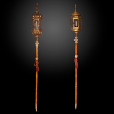 A set of 2 gilded iron lanterns, on their painted wood pole, Venice, 18th century (245 cm and 230 cm high) (8 ft and 91 in. high)