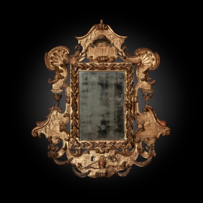 Miroir en bois finement sculpté et doré à décor de volutes, feuilles d'acanthe, coquilles et draperies, Italie, début XVIIIème (hauteur 58 cm, largeur 53 cm)