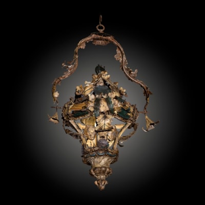 Lanterne peinte et dorée en tôle découpée et bois sculpté à décor végétal et têtes d'angelots, Venise, XVIIIème (hauteur 75 cm, diamètre 40 cm)