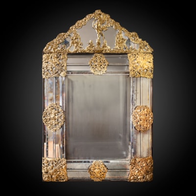 Important miroir à clinquants et parecloses à décor de paniers fleuris et de cupidons, le fronton orné d'un couple encadrant une diane chasseresse, l'ensemble surmonté d'un soleil radiant, Flandres, début XVIIIème (hauteur 134 cm, largeur 86 cm)