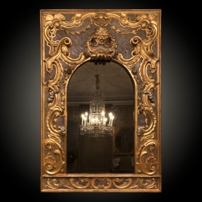 Spectaculaire miroir en bois richement sculpté, doré et argenté, Italie, début XVIIIème (hauteur 212 cm, largeur 141 cm)