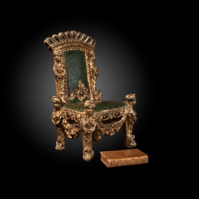 Rare modèle de fauteuil d'apparat en bois doré et sculpté à décor de cariatides et guirlandes de fruits, ceinture ornée de cabochons peints à imitation de pierres précieuses, Italie, fin XVIIème (hauteur 45 cm, largeur 27 cm, profondeur 22 cm)