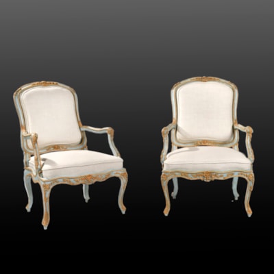 Importante paire de fauteuils à châssis en bois laqué bleu et finement sculpté de fleurs et filets au ton moutarde, Turin, Italie du Nord, vers 1760 (hauteur 109 cm, largeur 72 cm, profondeur 80 cm) 
