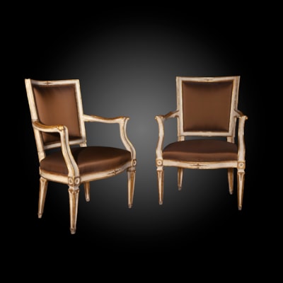 Paire de fauteuils (de la suite de 6 fauteuils) en bois peint ivoire et doré, dossiers incurvés, pieds tronconiques, Naples, fin XVIIIème (hauteur 90 cm, largeur 60 cm, profondeur 60 cm)