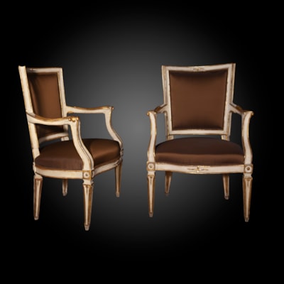 Paire de fauteuils (de la suite de 6 fauteuils) en bois peint ivoire et doré, dossiers incurvés, pieds tronconiques, Naples, fin XVIIIème (hauteur 90 cm, largeur 60 cm, profondeur 60 cm)
