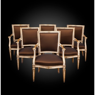 Suite de 6 fauteuils (possibilité de vente par paire) en bois peint ivoire et doré, dossiers incurvés, pieds tronconiques, Naples, fin XVIIIème (hauteur 90 cm, largeur 60 cm, profondeur 60 cm)