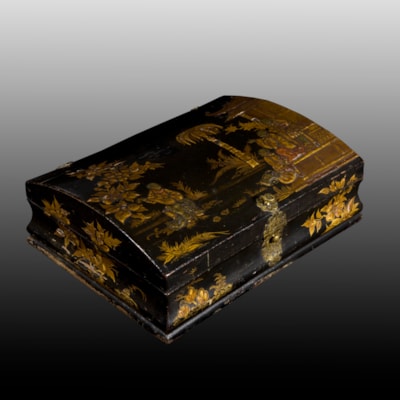 Boîte à perruque à décor de chinoiseries, forme rectangulaire, couvercle bombé, décor de chinoiseries peint et doré en relief sur fond noir, France, XVIIIème (largeur 30 cm, profondeur 22 cm, hauteur 10 cm)