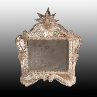 Miroir en verre gravé, fleurs et feuilles en verre, Murano, Venise, XIXème (largeur 49 cm, hauteur 59 cm)
