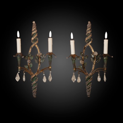 Paire d'appliques à 2 bras de lumière en métal peint et doré, en forme de spirale, double rangée de perles verres, pampilles en cristal, Italie, XIXème (hauteur 55 cm, largeur 32 cm)