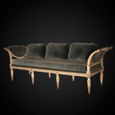 Important canapé en bois peint, finement sculpté et partiellement doré, accotoirs à éventail, 3 coussins formant dossier, Italie du nord, fin XVIIIème (largeur 250 cm, hauteur 80 cm, profondeur 65 cm)