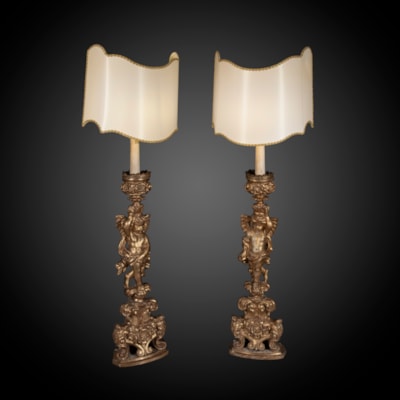 Coppia di putti portacandele in legno scolpito e dorato, Italia, 18° secolo (altezza 98 cm, larghezza 30 cm, profondità 25 cm) (con paralume : altezza 156 cm, larghezza 50 cm, profondità 35 cm)