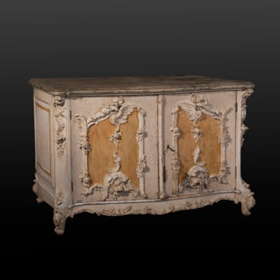 Exceptionnelle crédence en bois laqué à 2 portes, riche décor rocaille feuillagé à décor de volatiles, plateau en bois peint à l'imitation du marbre, Italie du Nord, XVIIIème (largeur 114 cm, hauteur 78 cm, profondeur 55 cm)
