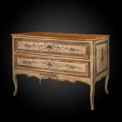 Elégante commode à 2 tiroirs en bois peint à décor végétal enrichi sur les 2 côtés de profils de personnages, plateau peint à l'imitation du marbre jaune de Sienne, Région des Marches, Italie centrale, vers 1760 (largeur 130 cm, hauteur 94 cm, profondeur 60 cm)