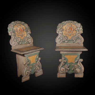 Paire de petits bancs en bois peint en trompe-l'oeil à décor de volutes, Italie centrale, fin XVIIème/début XVIIIème (hauteur 102 cm, largeur 57 cm, profondeur 45 cm)