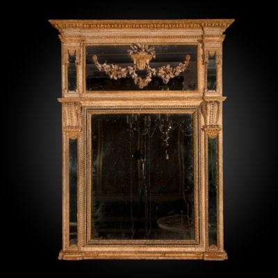 Singolare specchiera in legno finemente scolpito e dipinto, nella parte superiore, egualmente in specchio, motivo di ghirlande in legno scolpito e testa muliebre, Genova, fine 18° secolo (altezza 170 cm, larghezza 120 cm)