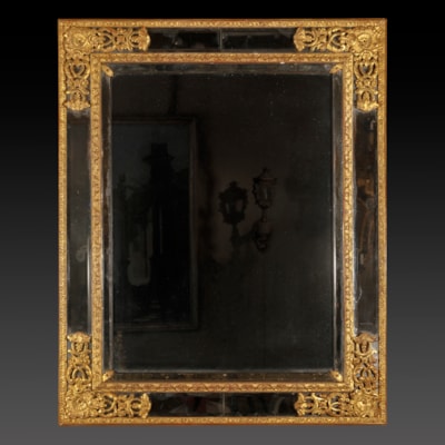 Grand miroir rectangulaire à parecloses en bois sculpté, ajouré et doré, glaces biseautées, France, Epoque Régence (hauteur 116 cm, largeur 94 cm)