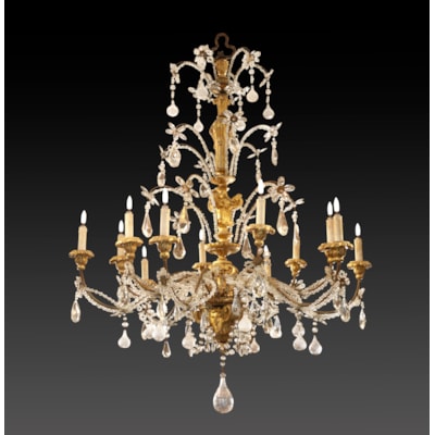 Important lustre à pampilles de cristal, perles et gouttes en verre soufflé, 12 bras de lumière, fût central et bobèches en bois finement sculpté et doré, Gênes, Italie, XVIIIème (hauteur 140 cm, diamètre 110 cm)