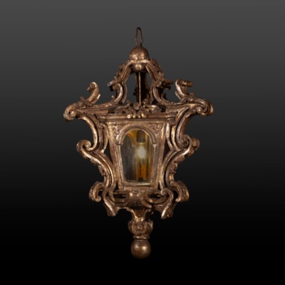 Importante lanterne à 3 faces en bois doré et richement sculpté à volutes, Venise, début XVIIIème (hauteur 100 cm, largeur 56 cm)