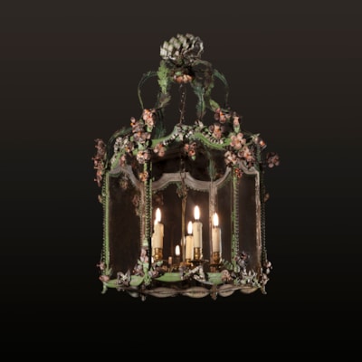 Importante lanterne hexagonale en tôle peinte à décor de fleurs, feuillage et rubans polychromes, Venise, fin XVIIIème, bouquet central en bronze à 5 lumières (hauteur 90 cm, diamètre 50 cm). Provenance : Castello di Duino (près de Trieste), propriété de la famille de Tour et Taxis