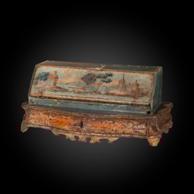 Raro scrittoio da viaggio in legno dipinto a decoro di paesaggio marino con architetture, la ribalta cela 4 cassettini, alla base bombata un cassetto centrale, Veneto, inizio 18° secolo (larghezza 72 cm, altezza 31 cm, profondità : chiuso 35 cm, aperto 42 cm)