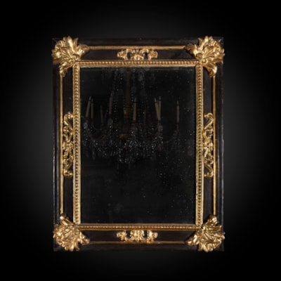 Importante specchiera rettangolare con cornice in legno scolpito, in parte dorato e dipinto in nero, arricchito di foglie d'acanto su 4 angoli e di perlinature, Italia, 17° secolo (altezza 133 cm, larghezza 108 cm, profondità 13 cm) 