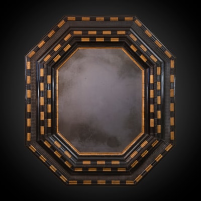 Spectaculaire miroir octogonal en bois noirci, doré et en partie guilloché, glace biseautée, Lombardie, Italie du nord, XVIIème (hauteur 135 cm, largeur 120 cm, profondeur 10 cm)