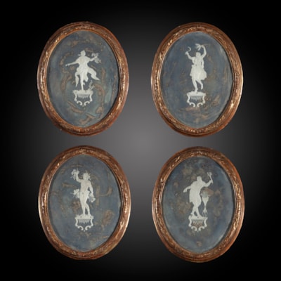 Très rare suite de 4 miroirs ovales, glaces gravées de personnages figurant les 4 saisons, encadrement en bois doré, Venise, XVIIIème (hauteur 56 cm, largeur 44 cm)