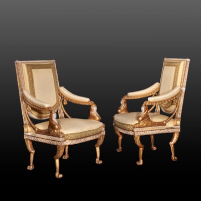 Importante paire de fauteuils en bois sculpté, laqué crème et en partie doré, le dossier en écusson, les supports des accotoirs à motifs de sphinges, les pieds en griffe, Naples, Italie, début XIXème (hauteur 108 cm, largeur 69 cm, profondeur 75 cm)