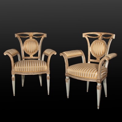 Rare et élégante paire de fauteuils en bois peint et doré, accotoirs à éventail, dossiers ajourés, Florence, Italie, fin XVIIIème (largeur 72 cm, hauteur 92 cm, profondeur 50 cm)